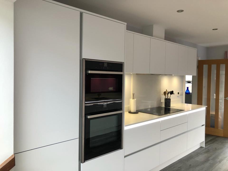 ...opposite is a full wall of units with integrated cooking appliances