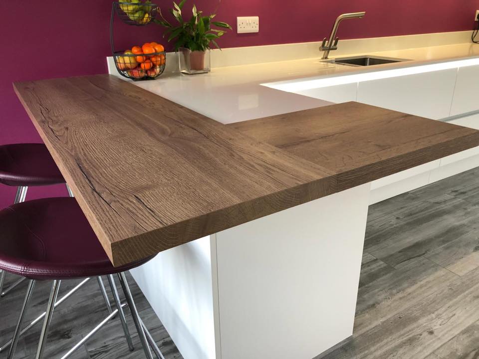 ..there's an oak bar which blends into the white worktop