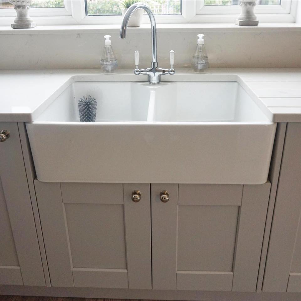 A double bowl Belfast sink completes the traditional styling