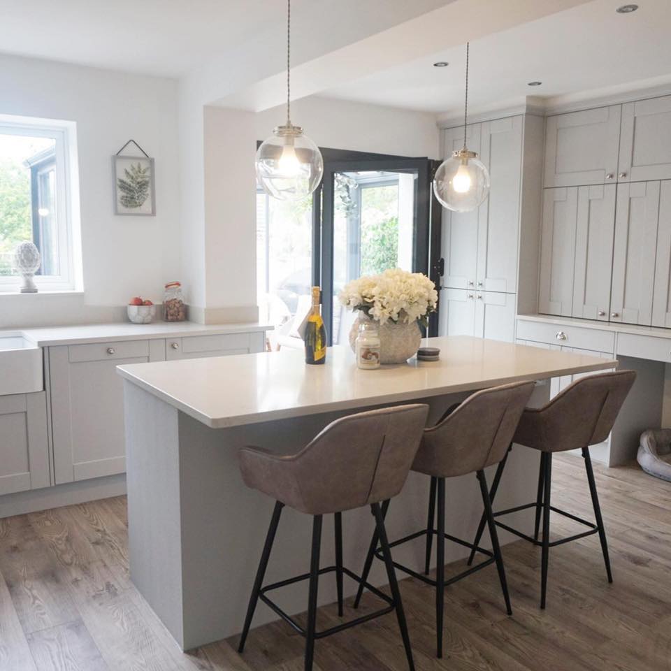 Kitchen : Kensington Shaker in Light Grey with Carrara Marble worktop